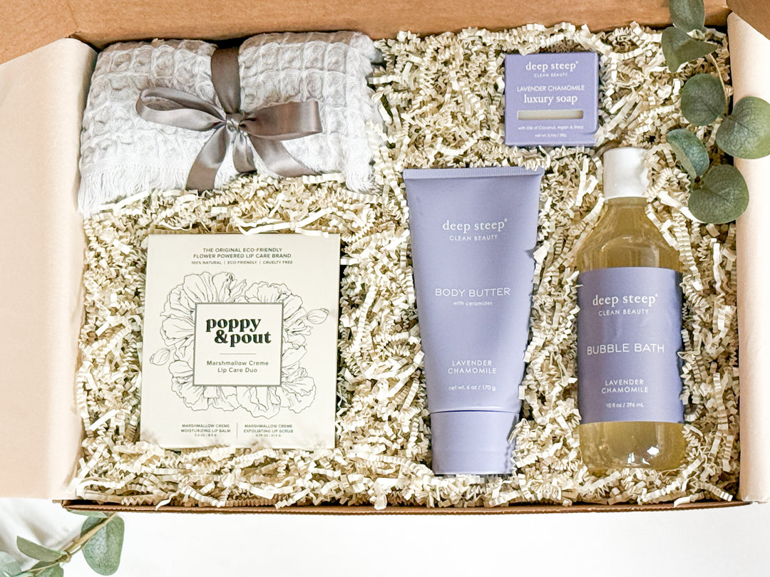 Gift set with body butter, bubble bath, soap, lip care and a towel.